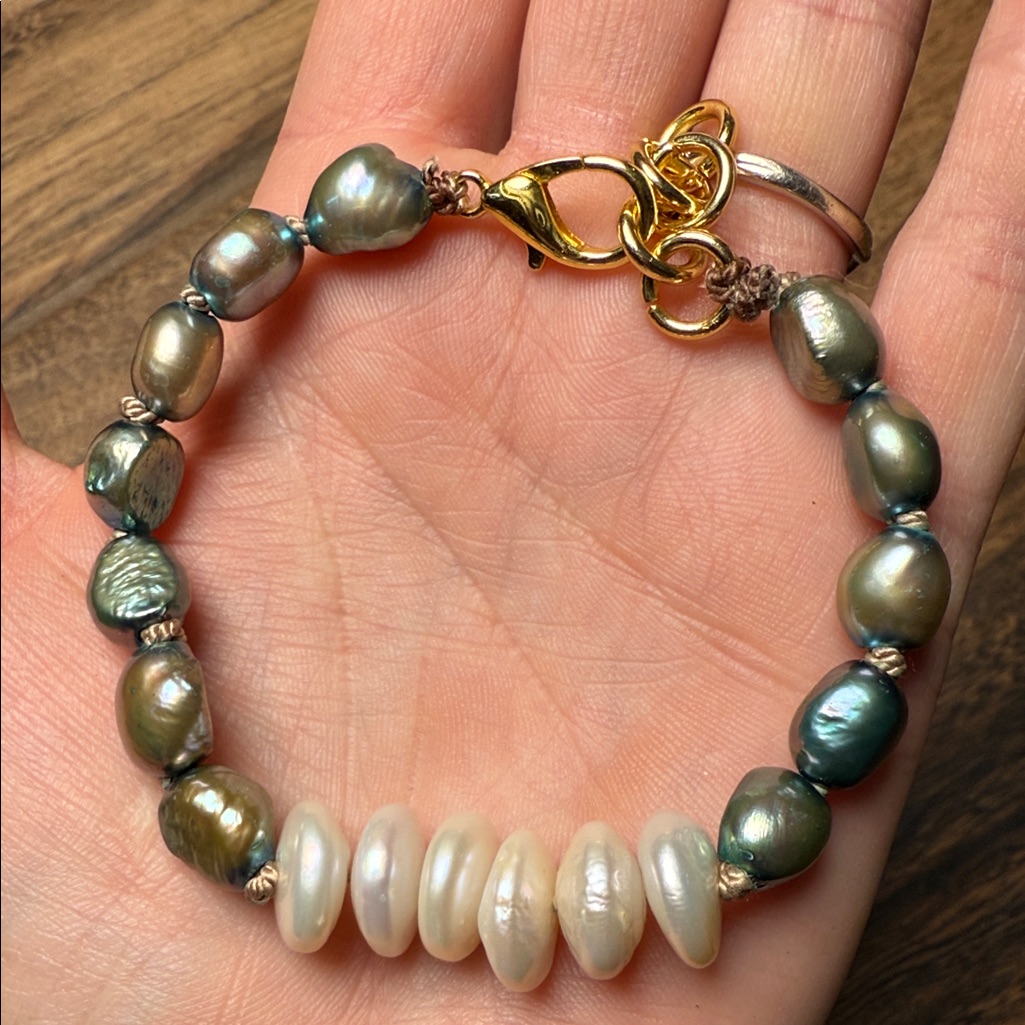 Elegant Pearl Bracelet With Gold Accents 20$